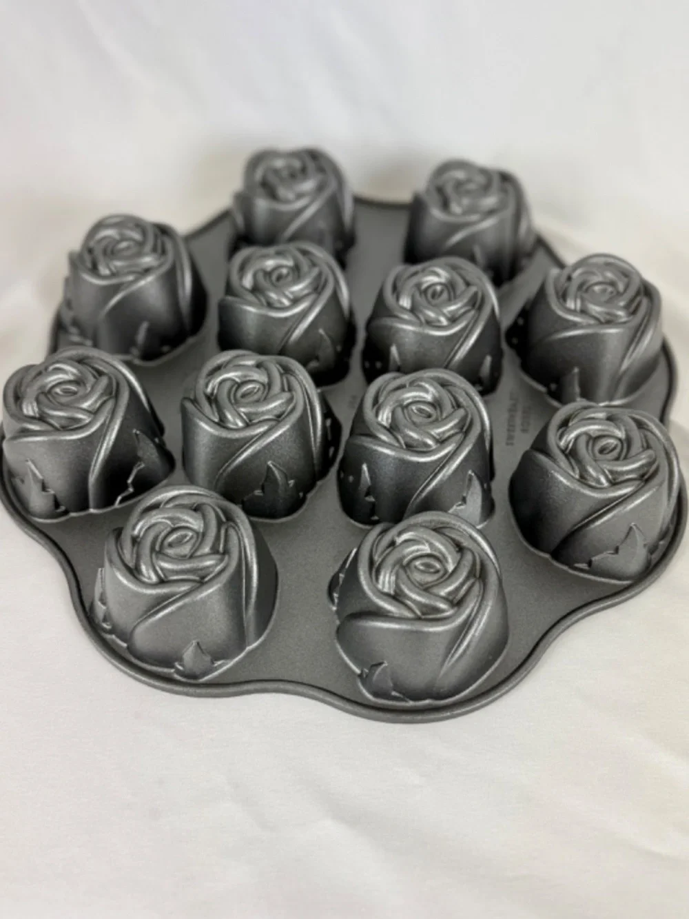 Nordic Ware Sweetheart Roses Cupcake 12 Cakelets Baking Pan Excellent